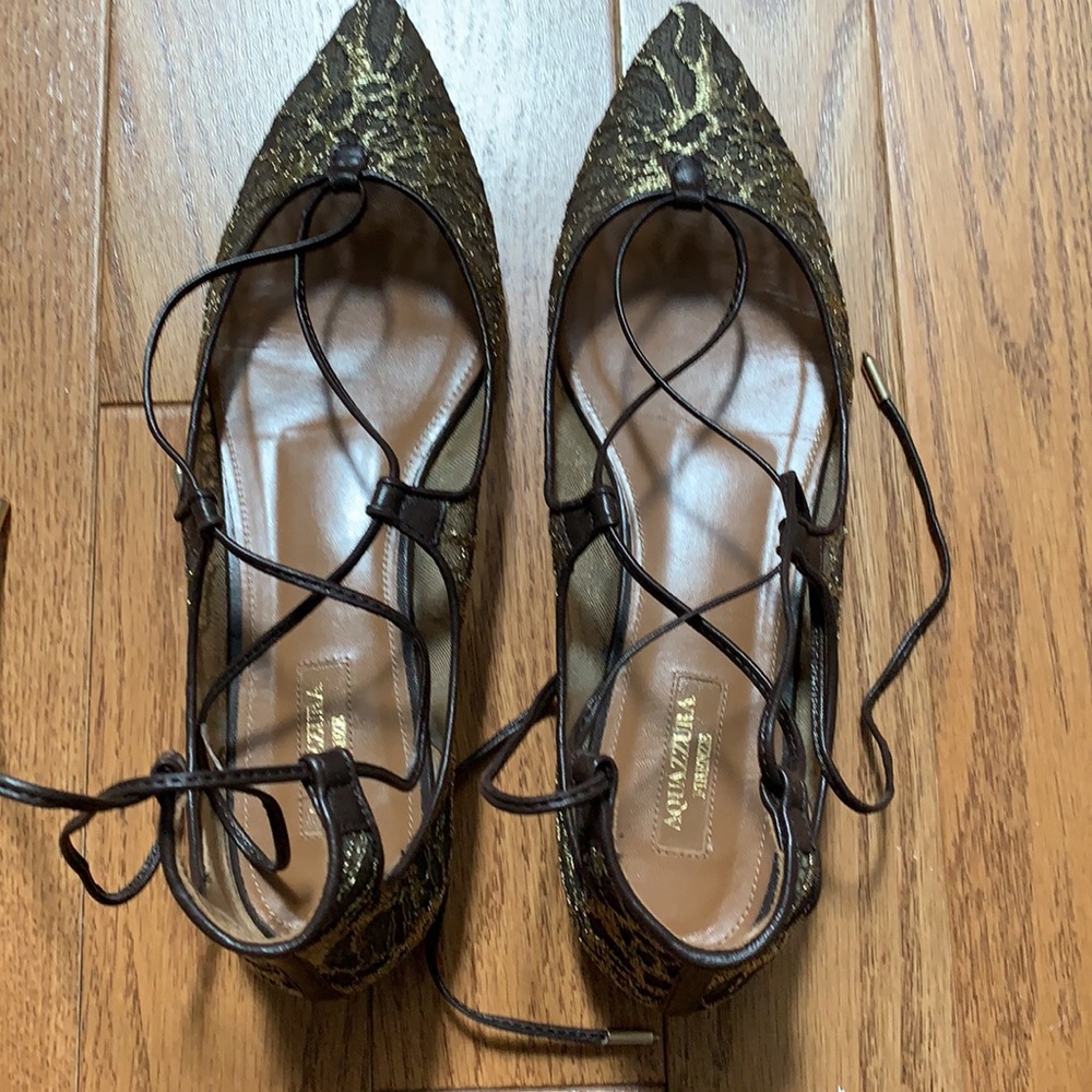 Like new Aquazurra gold lace design tie up flats